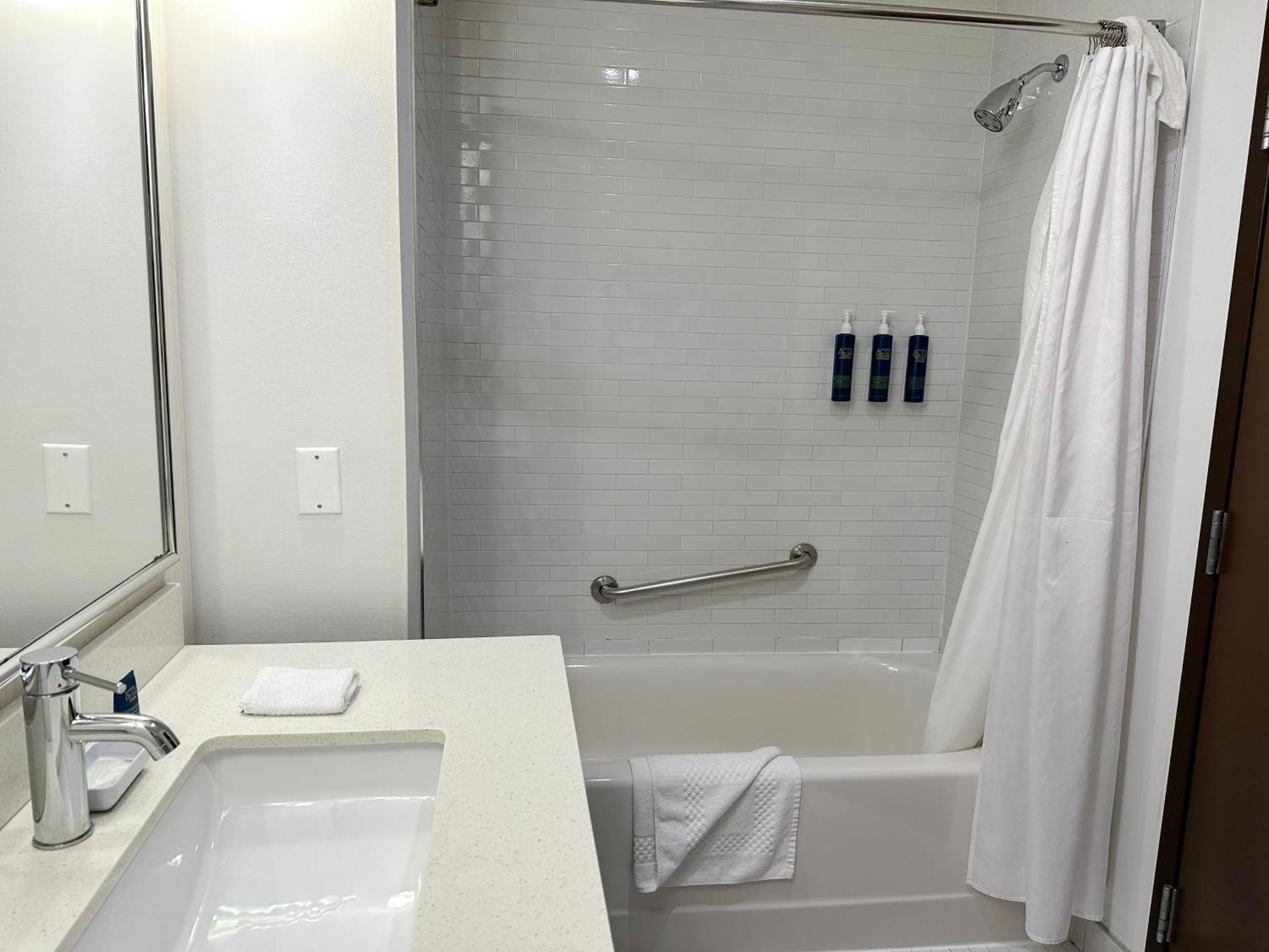 Four Points By Sheraton Edmonton Gateway מראה חיצוני תמונה